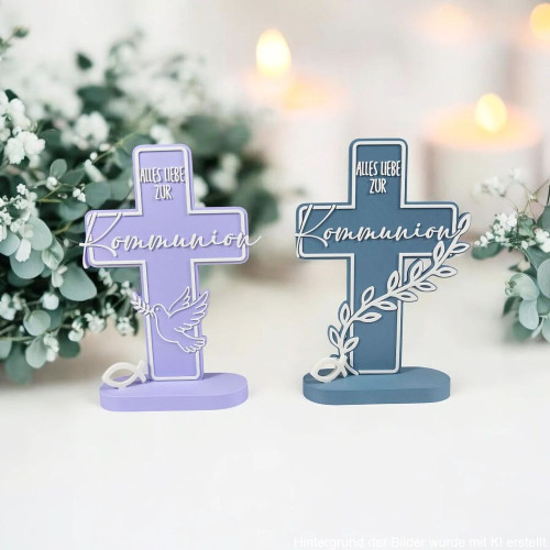 Zwei moderne 3D-gedruckte Kommunionskreuze in Lila und Blau mit Schriftzug „Alles Liebe zur Kommunion“, Tauben- und Blättermotiv auf Standfuß.